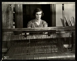 Blinde junge Frau, die an einem Webstuhl bei der New York Association for the Blind, 111 East 59th Street, New York, 1934 arbeitet